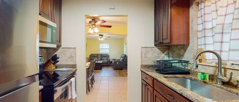 Frigorífico, microondas, horno y placa de cocina