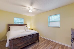 3 bedrooms, iron/ironing board, WiFi, bed sheets