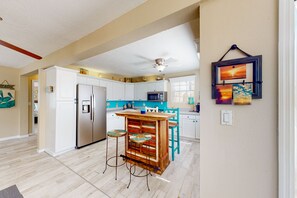 ثلاجة، ميكروويف، فرن، موقد طهي مسطح