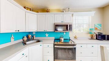 ثلاجة، ميكروويف، فرن، موقد طهي مسطح