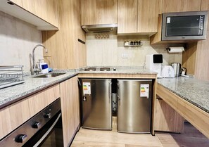 Wasserkocher mit Kaffee-/Teezubehör, Kühlschrank, Mikrowelle, Ofen