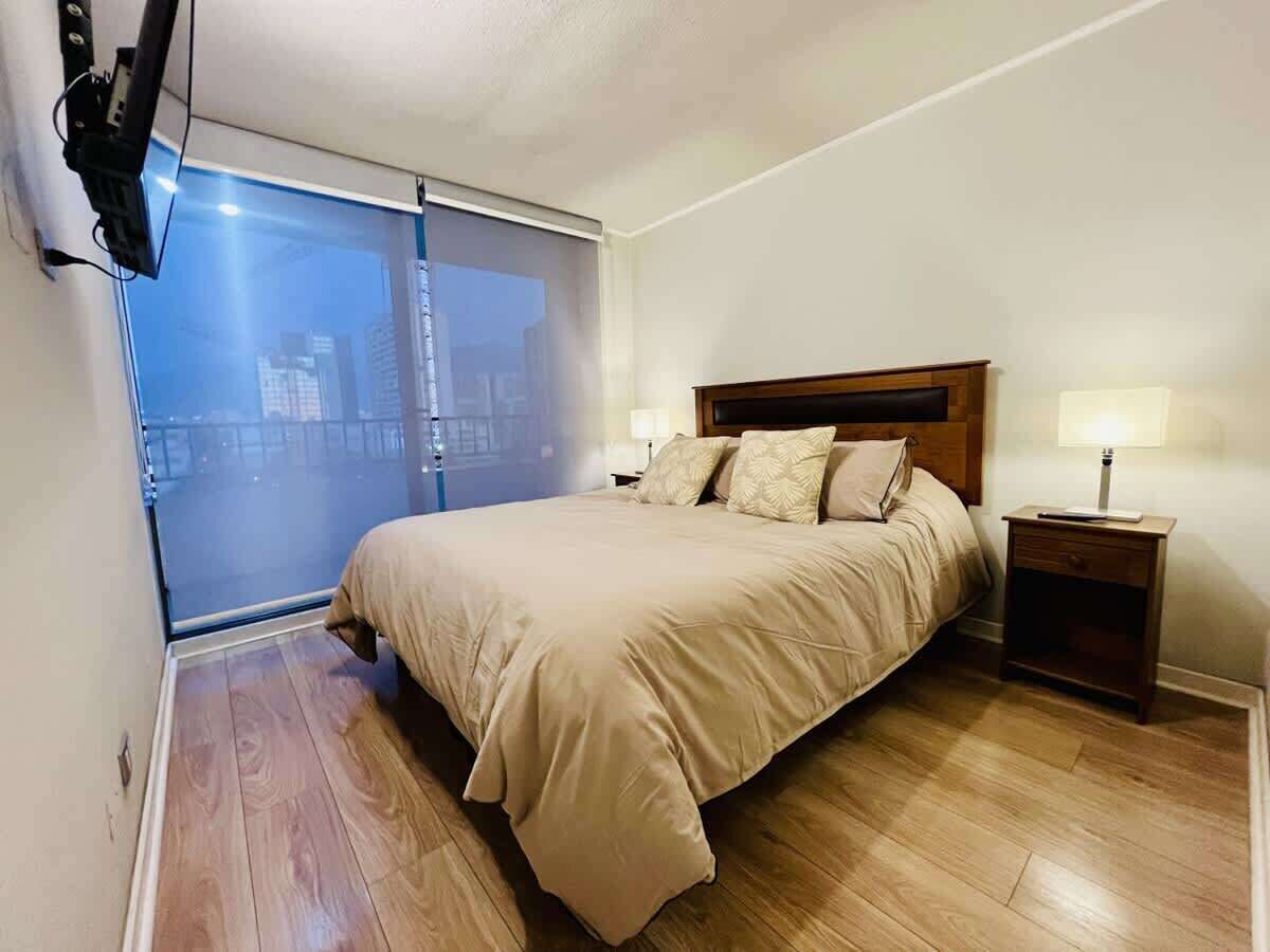 2 habitaciones, escritorio y tabla de planchar con plancha 