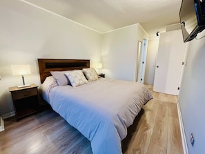 2 Schlafzimmer, Schreibtisch, Bügeleisen/Bügelbrett, Reisekinderbett