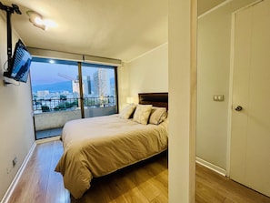 2 Schlafzimmer, Schreibtisch, Bügeleisen/Bügelbrett, Reisekinderbett