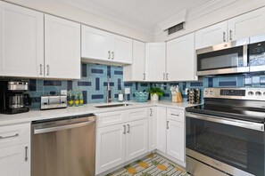 Kjøleskap, mikrobølgeovn, ovn og kokeplater