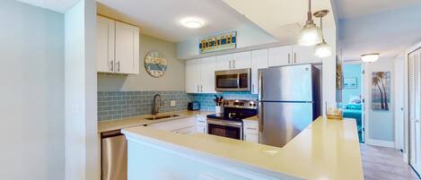 Frigorífico, microondas, horno y placa de cocina