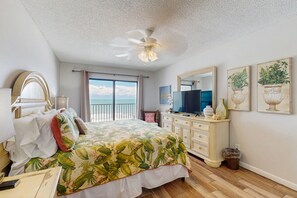 3 bedrooms, WiFi, bed sheets - Spacious beachfront condo with lovely Gulf views, balcony, heated pool & AC (Indian Shores)