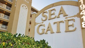 Ein großes Schild mit der Aufschrift "SEA GATE" und dem Jahr "1941" an der Gebäudefassade.