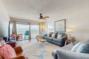 TV - Spacious beachfront condo with lovely Gulf views, balcony, heated pool & AC (Indian Shores)