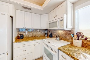 Een koelkast, een magnetron, een oven, een kookplaat