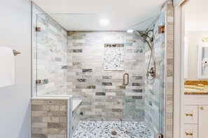 Dusche, Haartrockner, Handtücher, Shampoo