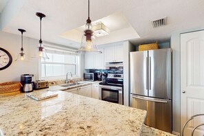 Kjøleskap, mikrobølgeovn, ovn og kokeplater