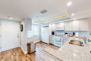 Kjøleskap, mikrobølgeovn, ovn og kokeplater