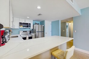 Jääkaappi, mikroaaltouuni, uuni, liesi