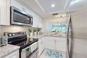 Kjøleskap, mikrobølgeovn, ovn og kokeplater