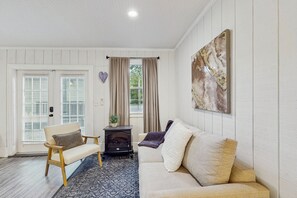 TV - Dog-friendly cottage near downtown Tampa & attractions with central AC & W/D (Tampa)