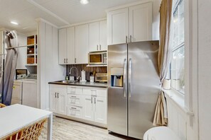 Fridge, microwave, oven, stovetop - Dog-friendly cottage near downtown Tampa & attractions with central AC & W/D (Tampa)