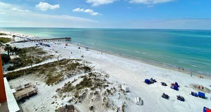 Beachfront condo with Gulf view balcony and central AC snowbirds OK