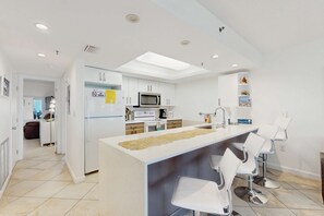 Kjøleskap, mikrobølgeovn, ovn og kokeplater