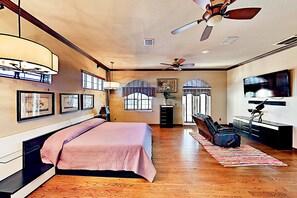 4 bedrooms, iron/ironing board, WiFi, bed sheets - Waterfront Wonder Private Pool Spa and Outdoor Kitchen Game Room and Dock (Tampa)