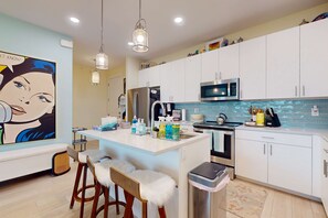 Réfrigérateur, four à micro-ondes, un four, surface de cuisson