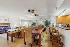 Dining - Beachfront condo with balcony pool hot tub grill and AC (Indian Shores)