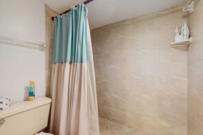 Shower, hair dryer, towels, shampoo - Beachfront condo with balcony pool hot tub grill and AC (Indian Shores)
