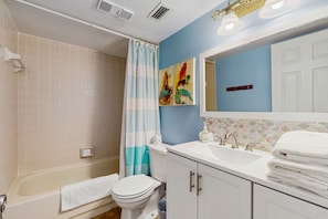 Douche, séchoir à cheveux, serviettes fournies, shampooing