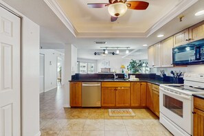Fridge, microwave, oven, stovetop - Beachfront condo with balcony pool hot tub grill and AC (Indian Shores)