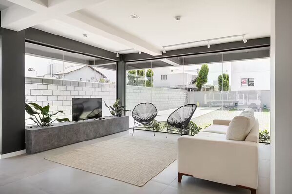 المنشأة من الداخل