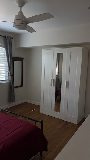 Tabla de planchar con plancha, internet y ropa de cama