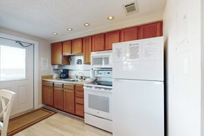 Kjøleskap, mikrobølgeovn, ovn og kokeplater