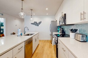 Refrigerador, microondas, horno y parrilla de estufa 