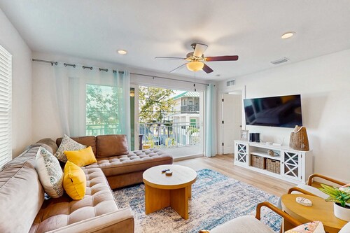 Coastal Getaway 3BR 3BA Condo with Pool Just 2 Blocks from the Beach