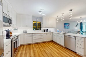 Geladeira, micro-ondas, fogão, cooktop
