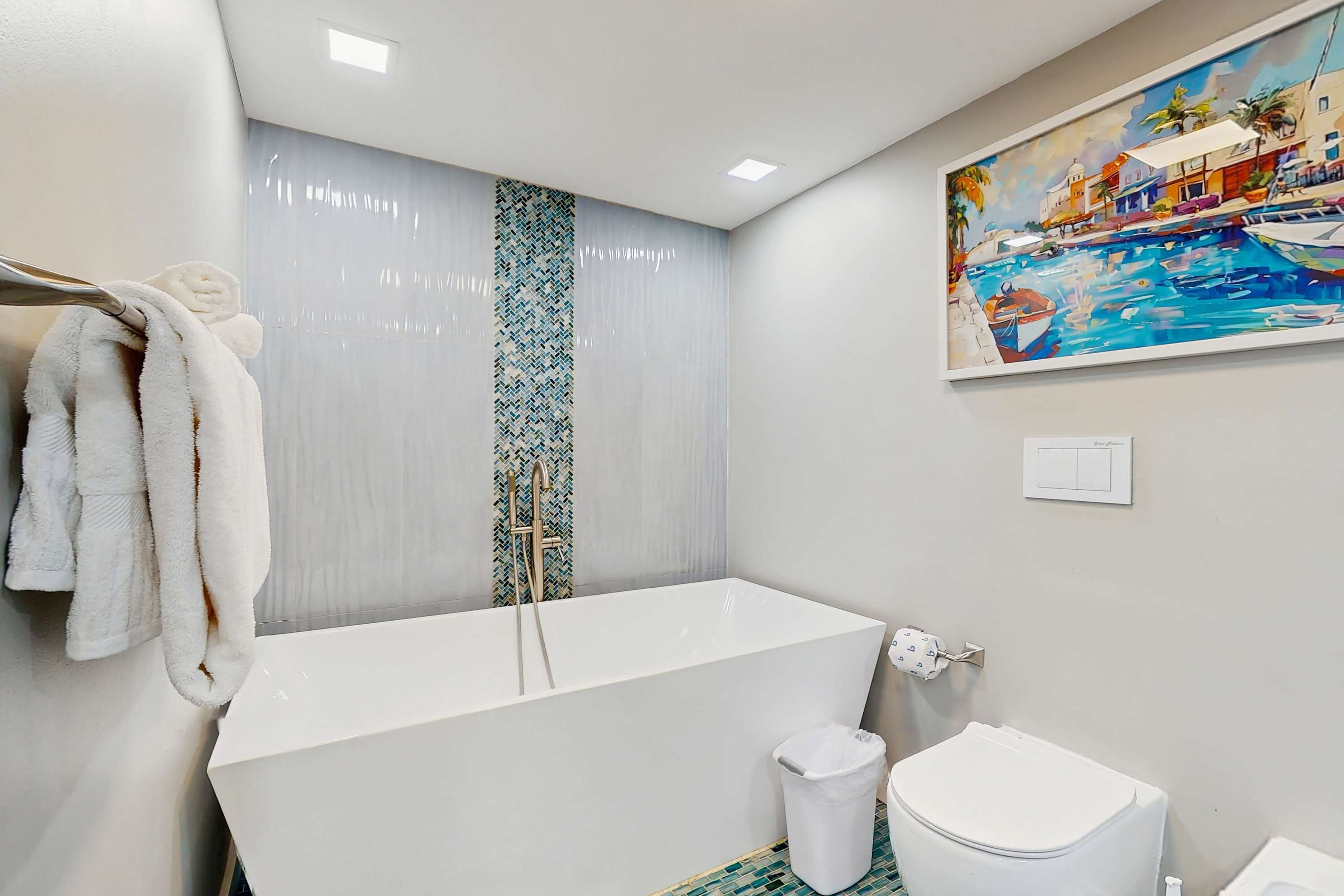 Ein modernes Badezimmer mit Badewanne, Toilette und Duschvorhang.