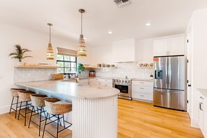 Kjøleskap, mikrobølgeovn, ovn og kokeplater