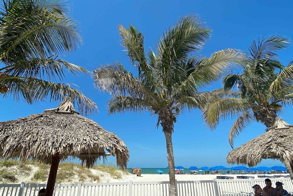 Beach nearby - Newly renovated condo w private balcony gas grill and on site heated pool AC (Madeira Beach)