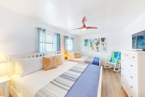 2 soverom, skrivebord, strykejern/-brett og reiseseng for barn