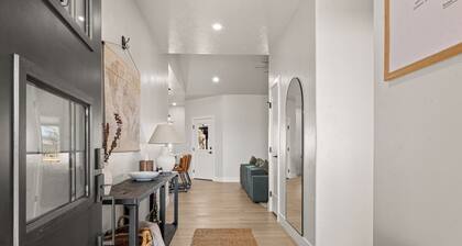 Casa Raíz - Modern 3BR Stay in Montrose Near Airport, Black Canyon & Telluride