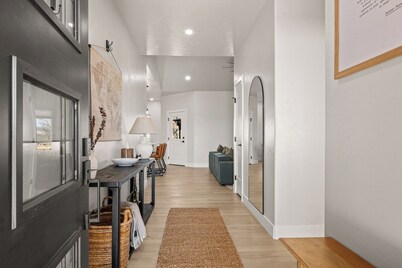 Casa Raíz - Modern 3BR Stay in Montrose Near Airport, Black Canyon & Telluride