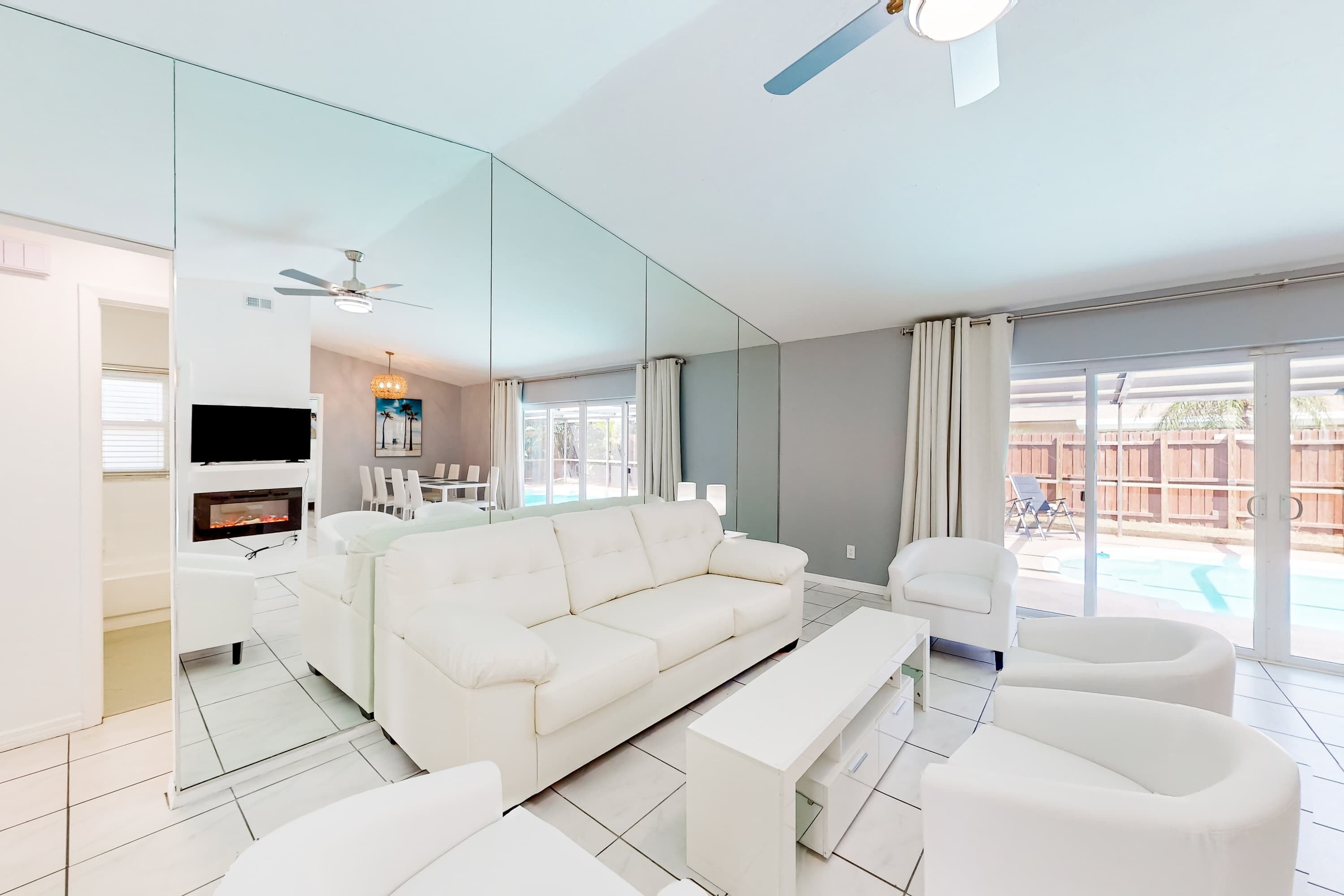 Télévision, cheminée, espaces bureaux