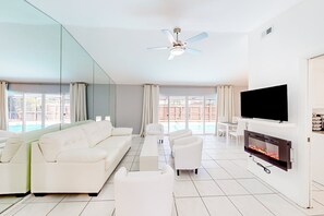 TV, peis og kontorer