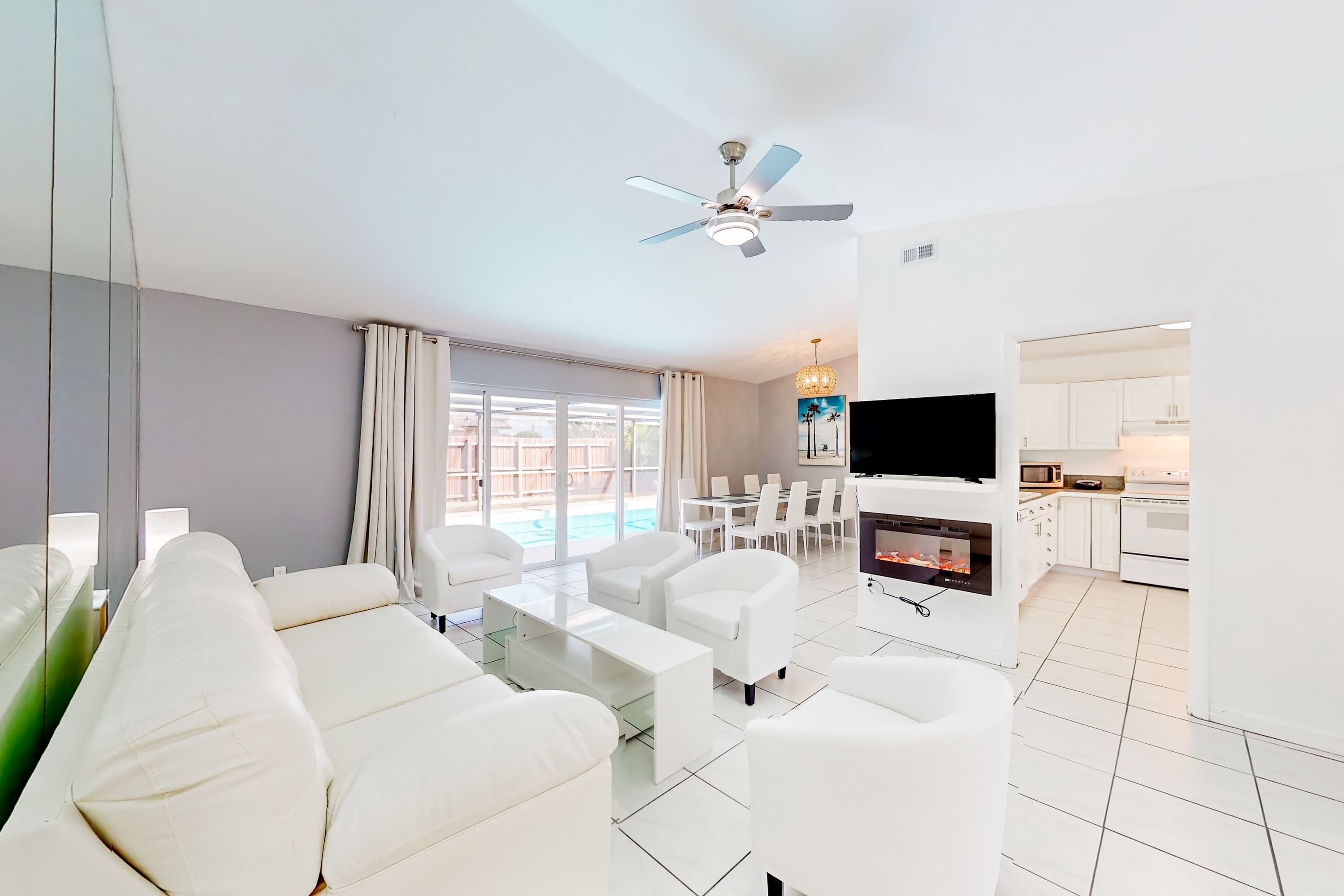 Televisión, chimenea y oficina 