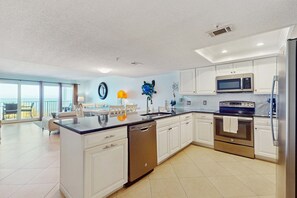 Kjøleskap, mikrobølgeovn, ovn og kokeplater