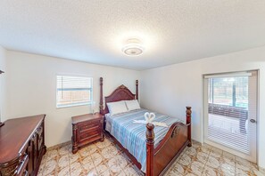 4 bedrooms, iron/ironing board, WiFi, bed sheets