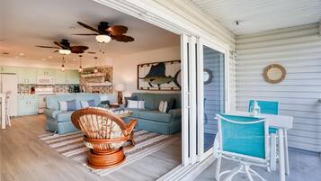 تلفزيون، كُتُب، مكتب