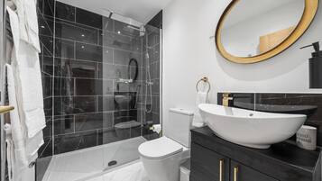 Standard Apartment | Bathroom | Shower, hair dryer, towels, soap