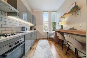 Standard Apartment, 2 Bedrooms | Private kitchen | Fridge, microwave, oven, stovetop - Cambridge Garden Apartments by Argyl (London)