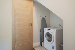 Classic Apartment, 2 Bedrooms, Garden Area | Laundry - Cambridge Garden Apartments by Argyl (London)